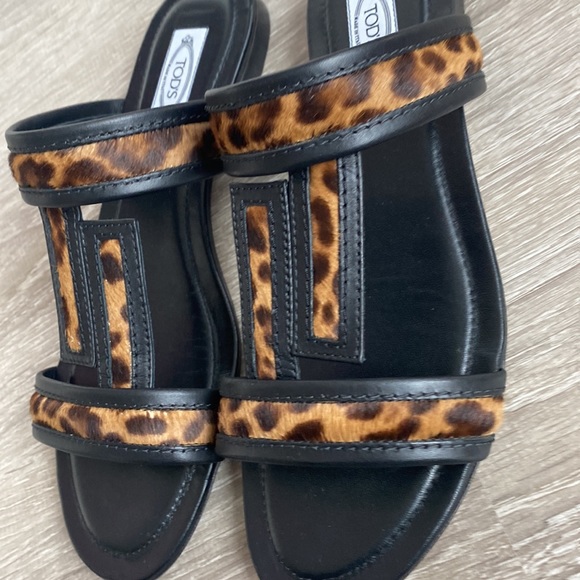 Tod’s leopard calf hair & black leather sandals. $ Firm - Picture 11 of 13